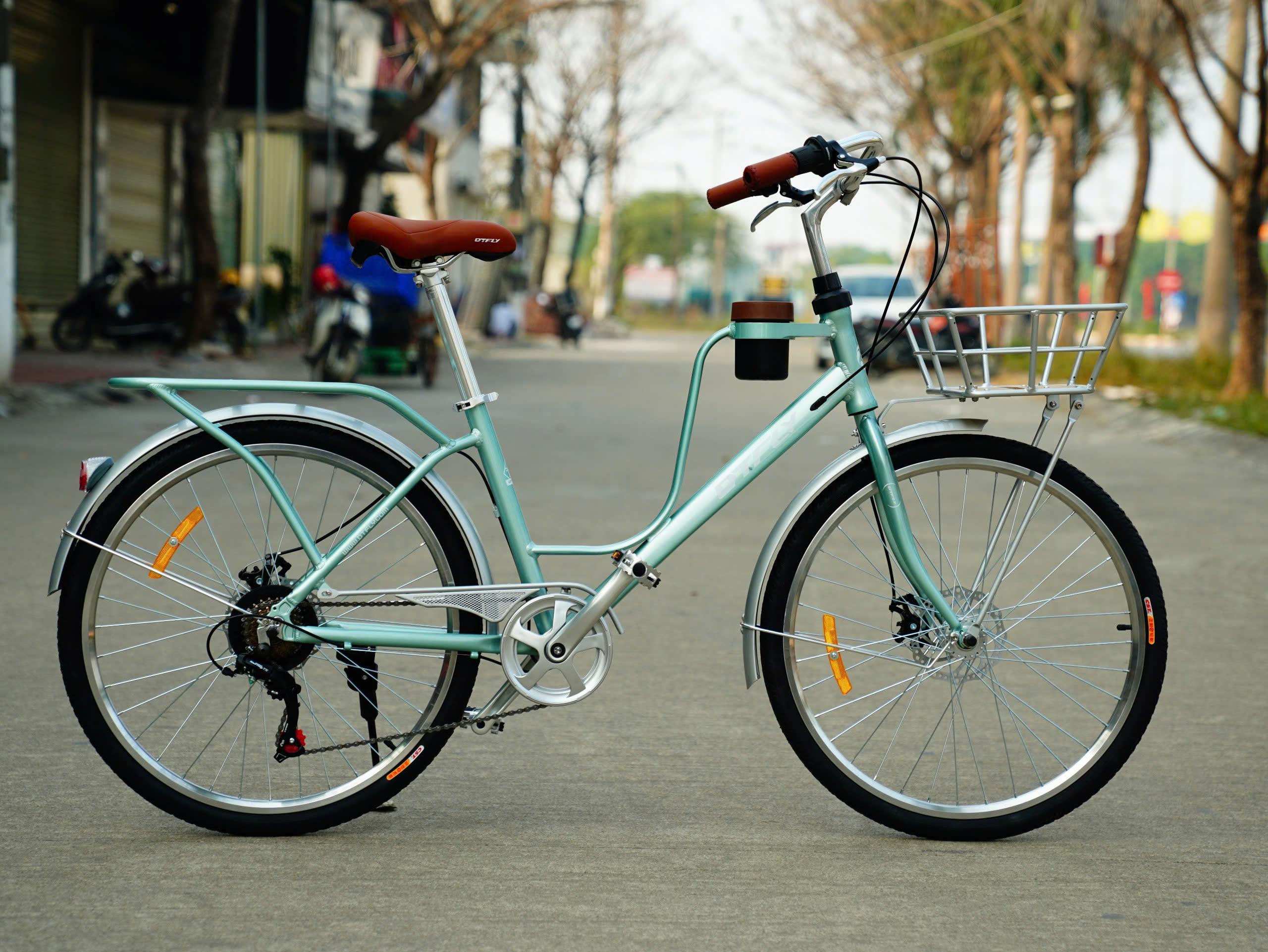 DTFLY CAFE Xe đạp nữ - Xe đạp phổ thông - Khung nhôm, giỏ nhôm, baga nhôm liền khung, Tay đề vặn Shimano Revoshift, 7 tốc độ