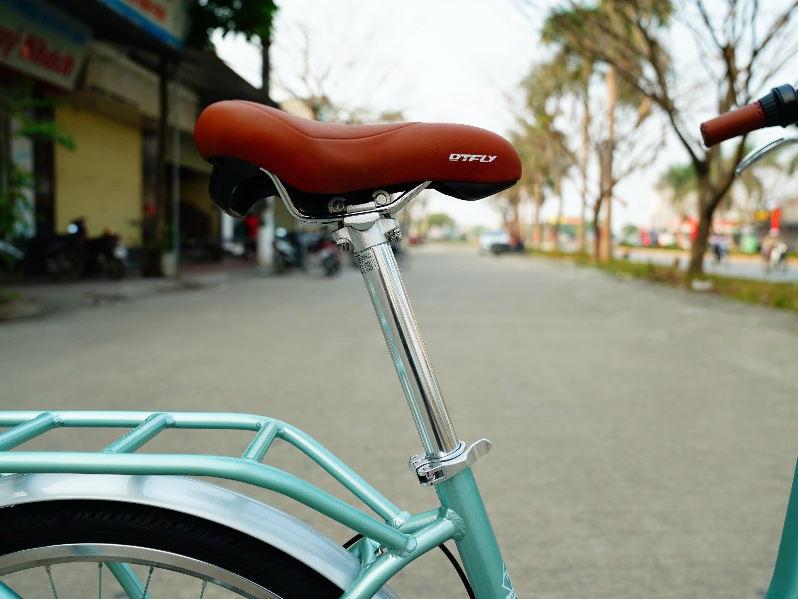 DTFLY CAFE Xe đạp nữ - Xe đạp phổ thông - Khung nhôm, giỏ nhôm, baga nhôm liền khung, Tay đề vặn Shimano Revoshift, 7 tốc độ