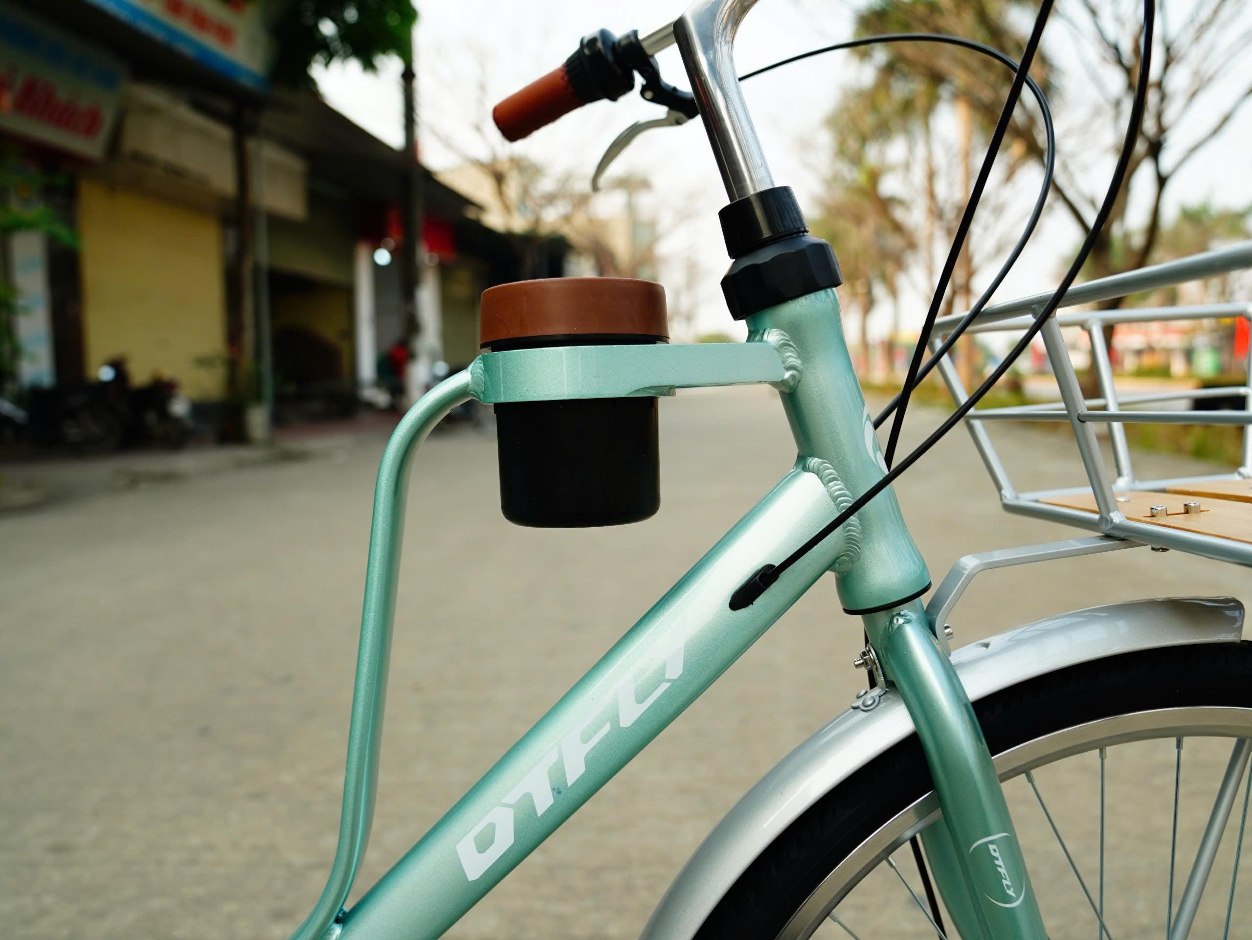 DTFLY CAFE Xe đạp nữ - Xe đạp phổ thông - Khung nhôm, giỏ nhôm, baga nhôm liền khung, Tay đề vặn Shimano Revoshift, 7 tốc độ