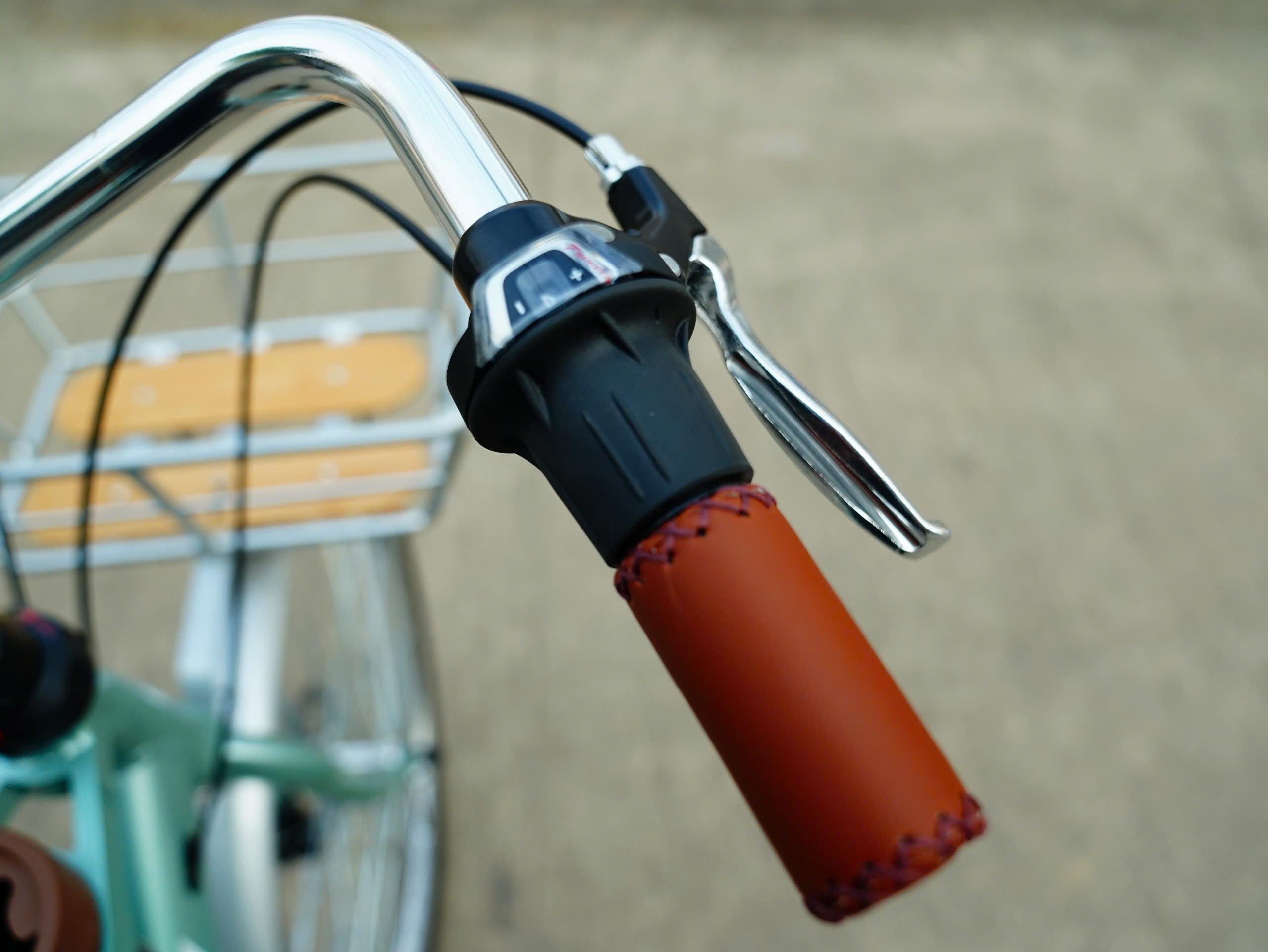 DTFLY CAFE Xe đạp nữ - Xe đạp phổ thông - Khung nhôm, giỏ nhôm, baga nhôm liền khung, Tay đề vặn Shimano Revoshift, 7 tốc độ