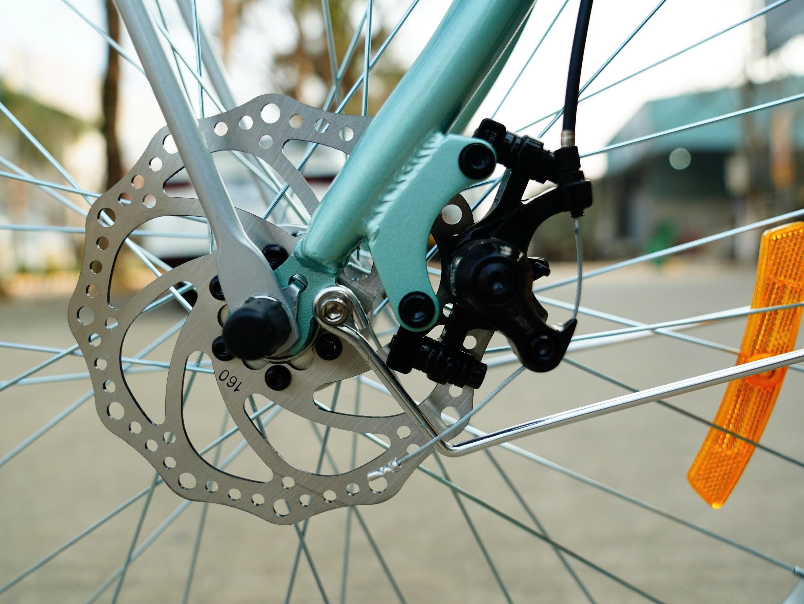 DTFLY CAFE Xe đạp nữ - Xe đạp phổ thông - Khung nhôm, giỏ nhôm, baga nhôm liền khung, Tay đề vặn Shimano Revoshift, 7 tốc độ