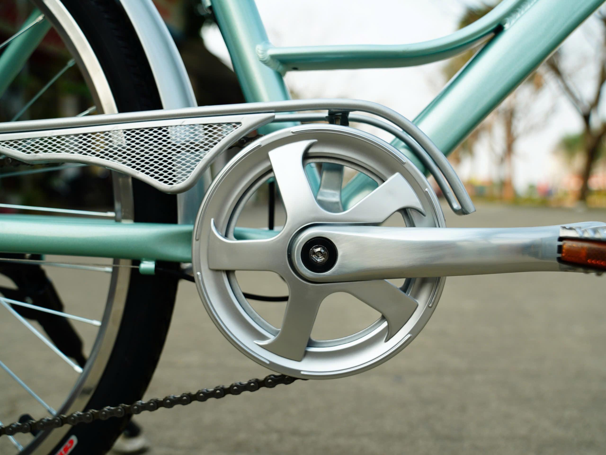 DTFLY CAFE Xe đạp nữ - Xe đạp phổ thông - Khung nhôm, giỏ nhôm, baga nhôm liền khung, Tay đề vặn Shimano Revoshift, 7 tốc độ