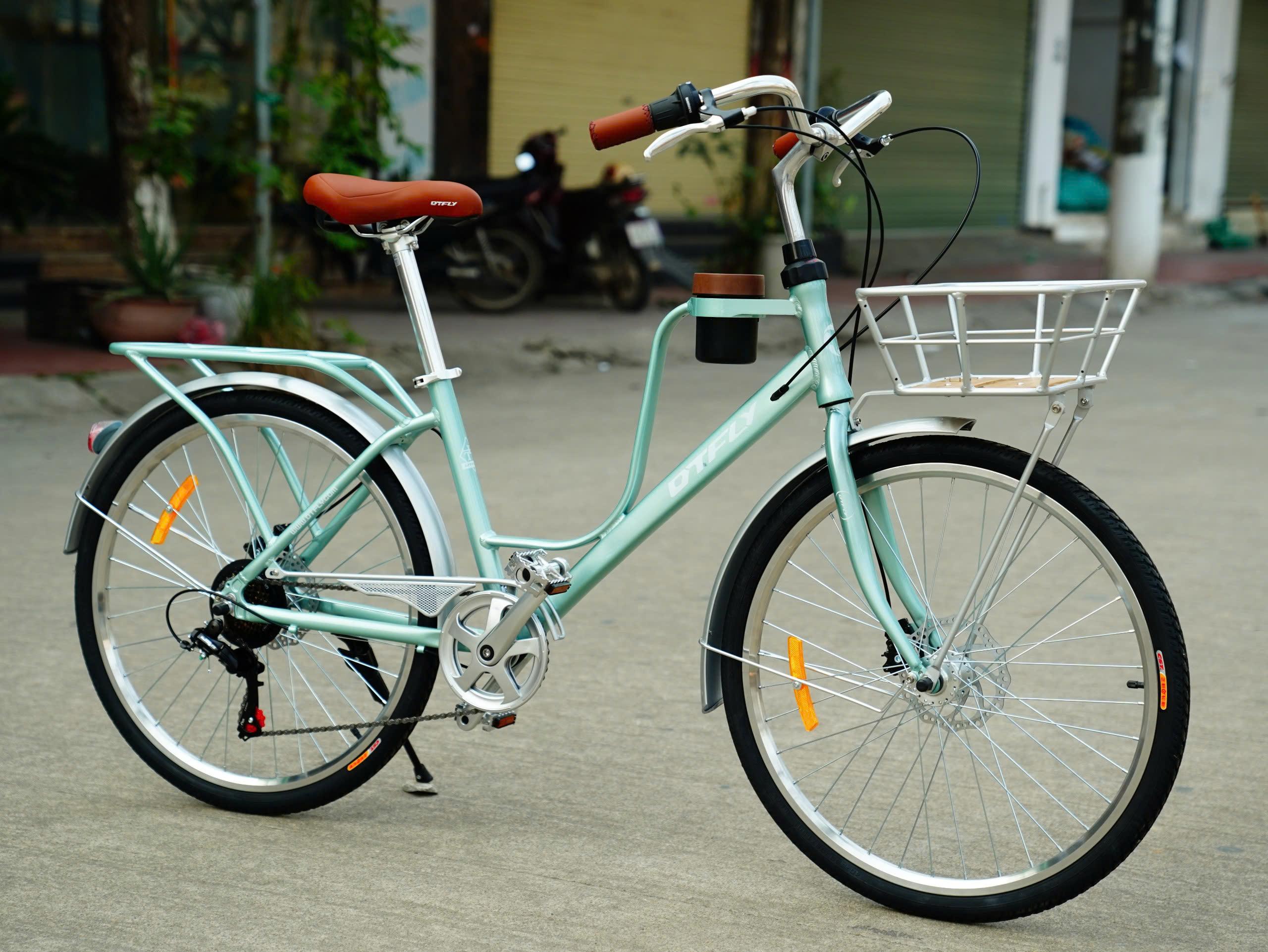 DTFLY CAFE Xe đạp nữ - Xe đạp phổ thông - Khung nhôm, giỏ nhôm, baga nhôm liền khung, Tay đề vặn Shimano Revoshift, 7 tốc độ