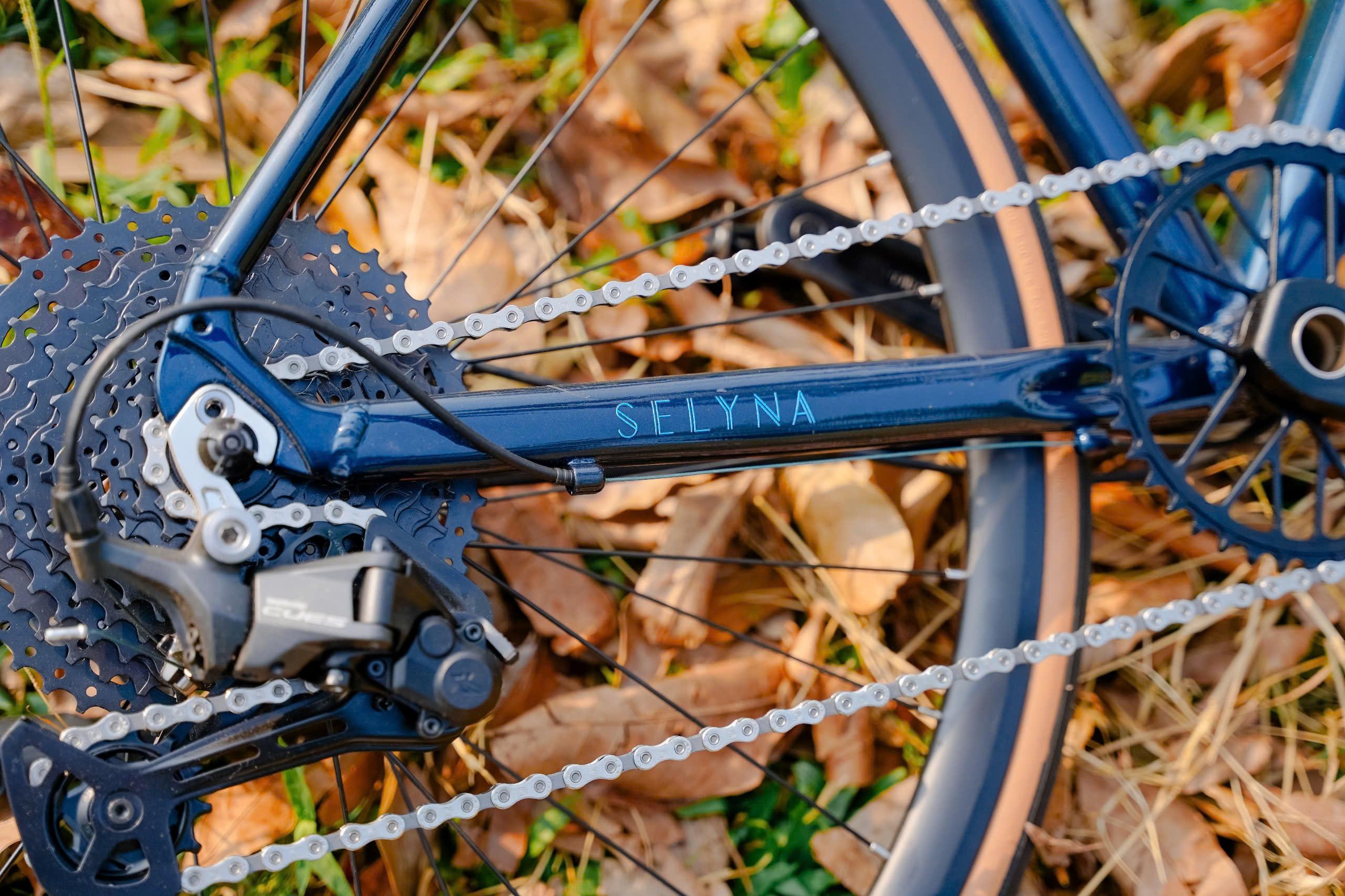 SATAKO SELYNA xe đạp đường phố touring 700x28c, đề SHIMANO CUES U6000