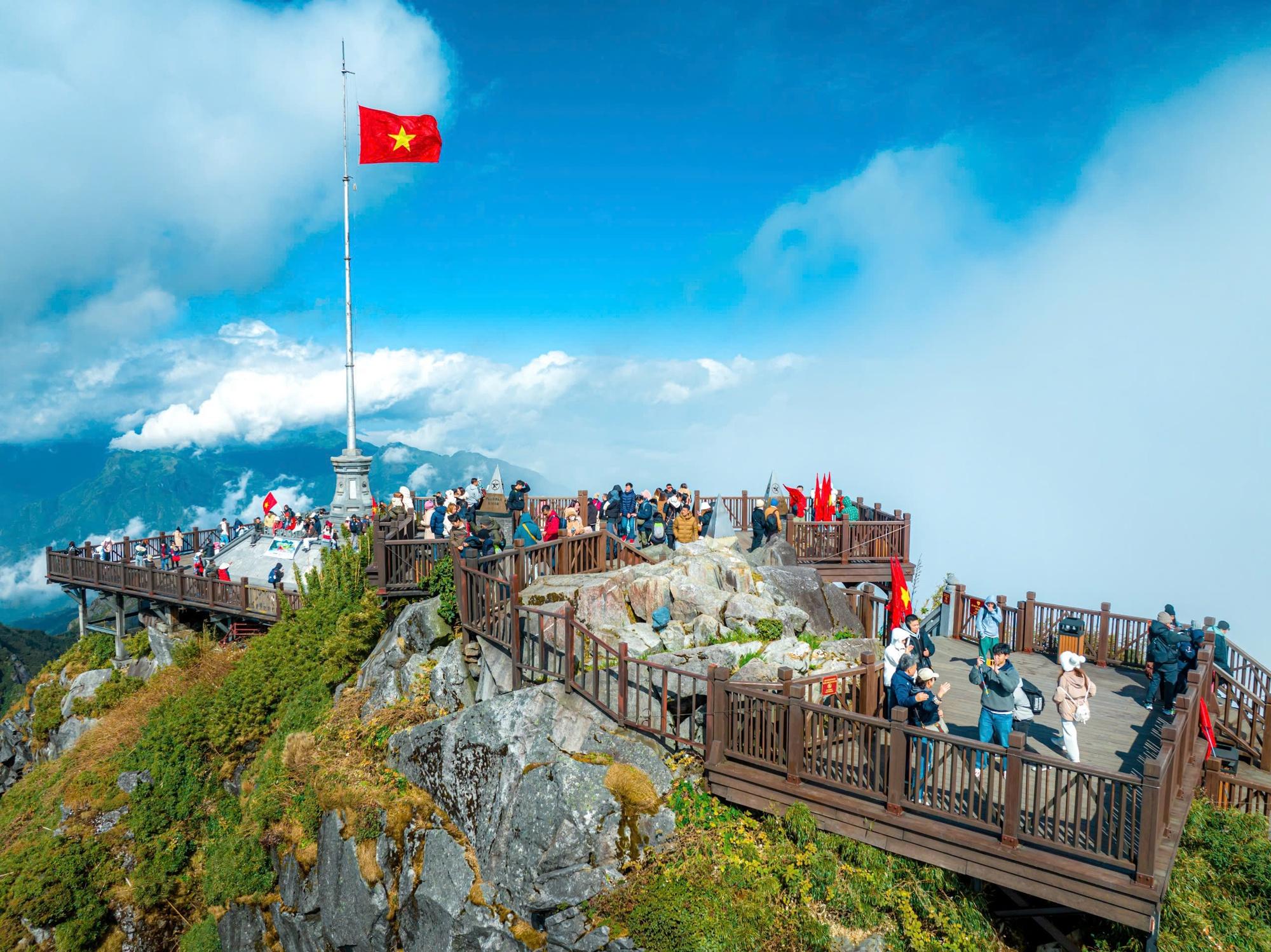 Đỉnh Fansipan – Nóc nhà Đông Dương hùng vĩ