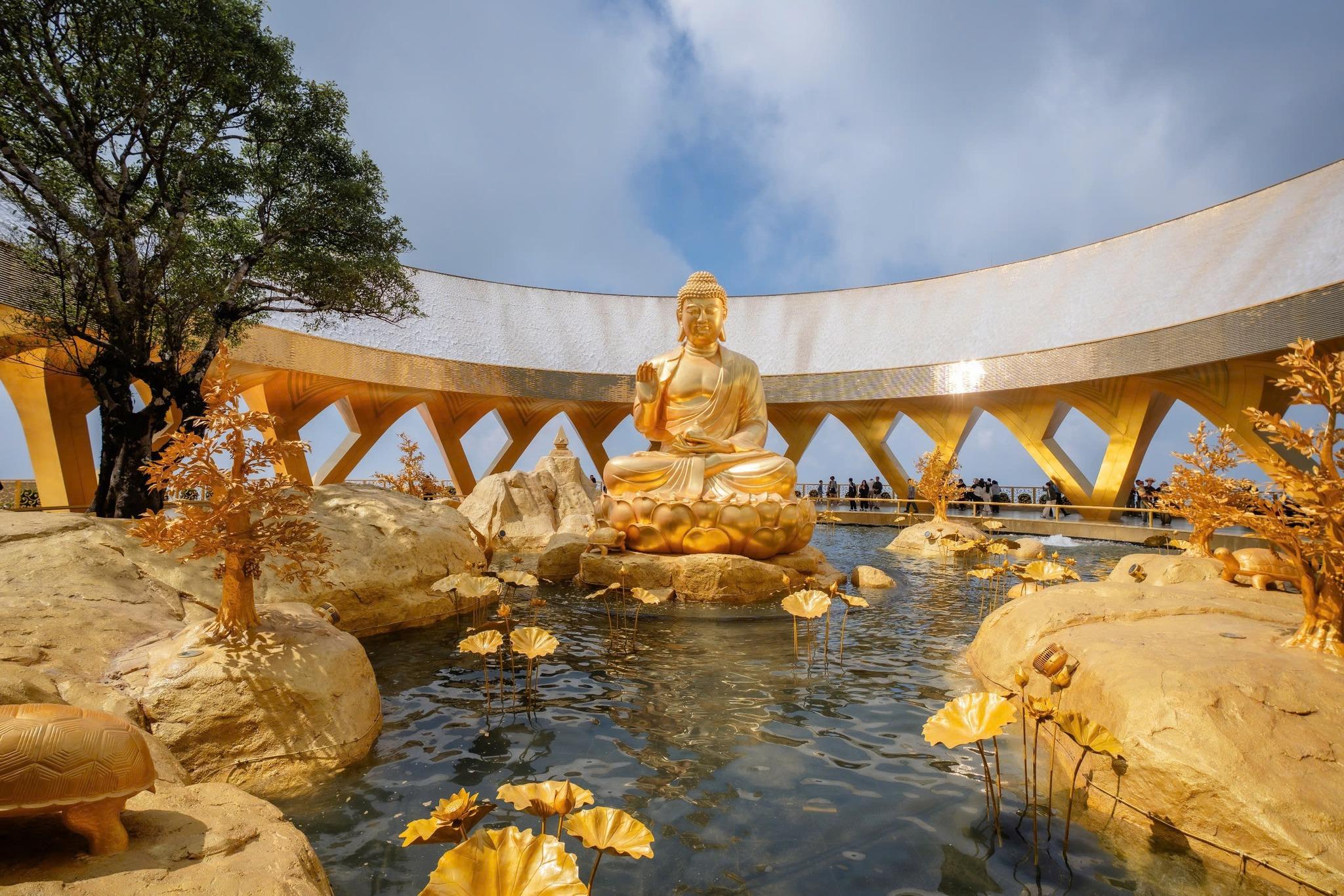 nui-ba-den-tuong-phat