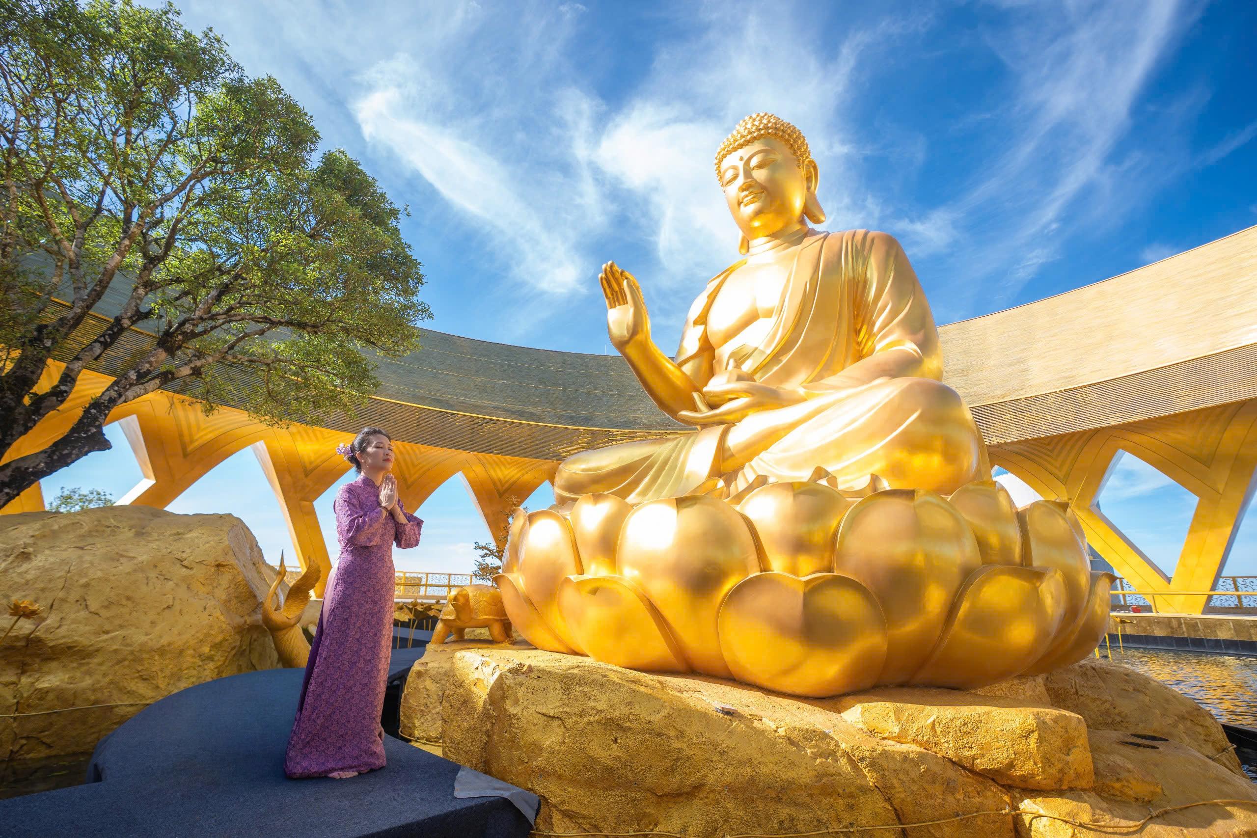 tuong-phat-cau-na-ham-nui-ba-den